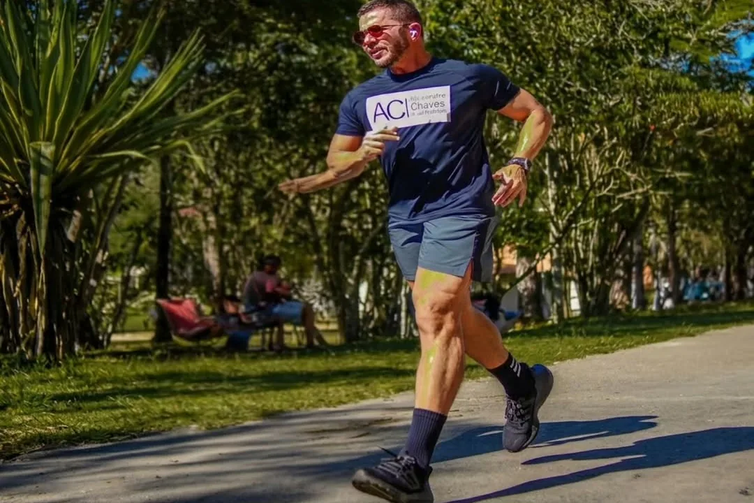 Alexandre Chaves correndo num parque, com a camiseta AC Sport Nutrition