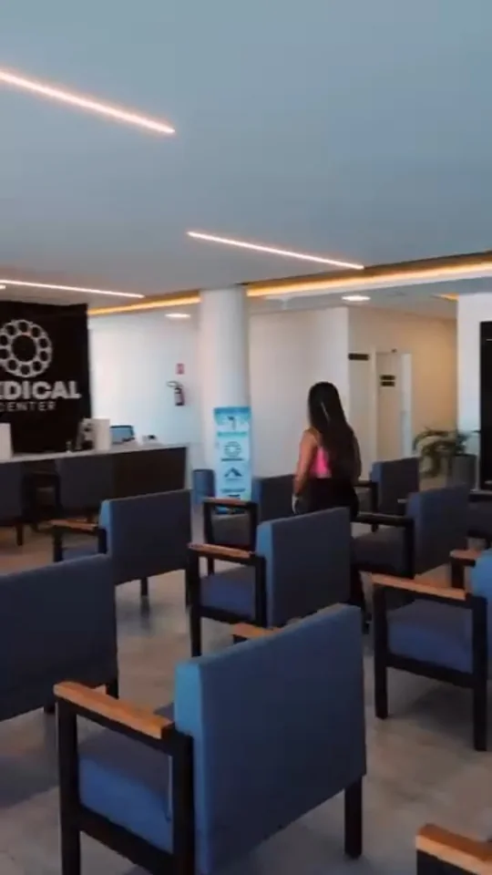 Recepção do Medical Center, com poltronas azuis
