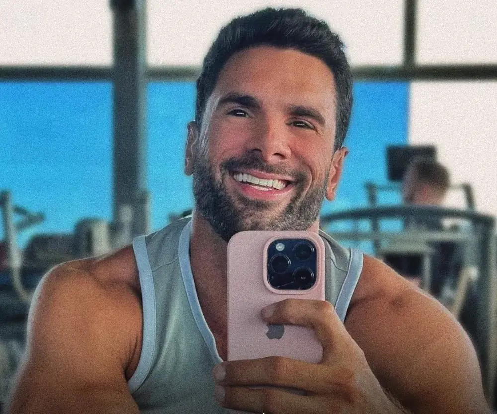 Renato, paciente, sorrindo numa selfie na academia, de regata